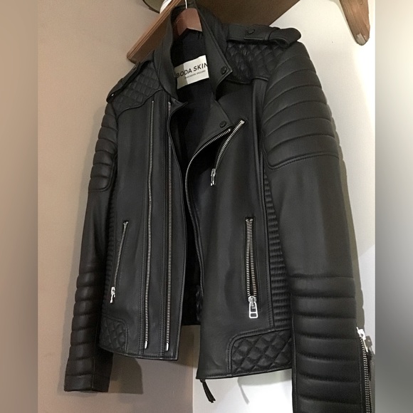 Boda Skins Kay Michaels Size US Med fits like a fitted/slim Large